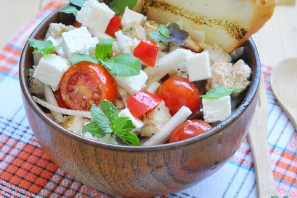 Grūdų salotos su basmati ryžiais norintiems sulieknėti laikantis Viduržemio jūros dietos