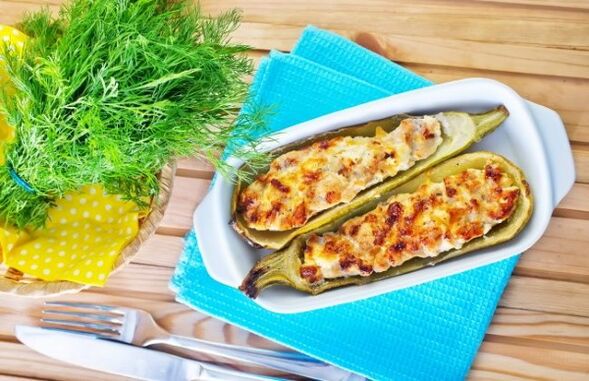 Viduržemio jūros dietoje gausu daržovių patiekalų, pavyzdžiui, cukinijų su fetos sūriu