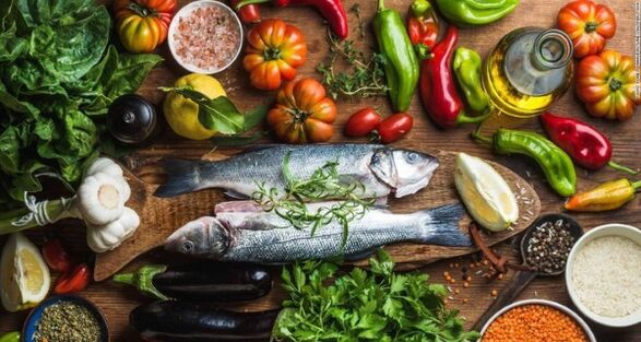 Žuvis ir daržovės yra pagrindiniai Viduržemio jūros dietos produktai norint numesti svorio. 